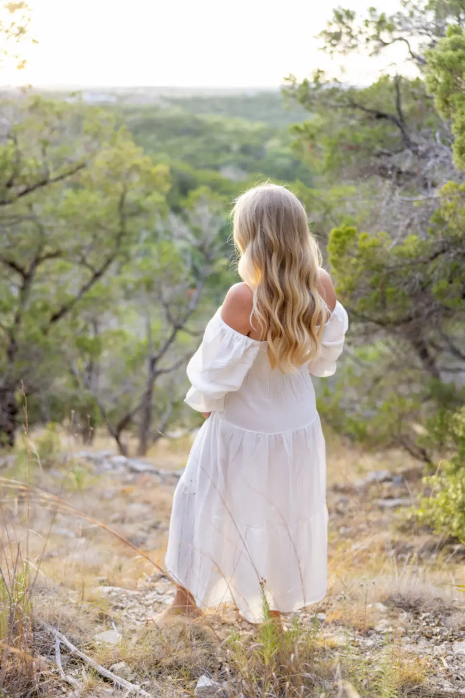 Mulher com vestido branco ao ar livre