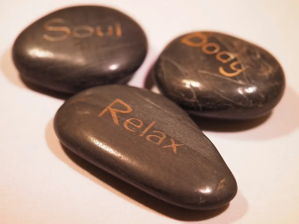 Pedras polidas com as palavras Relax, Soul e Body gravadas em dourado